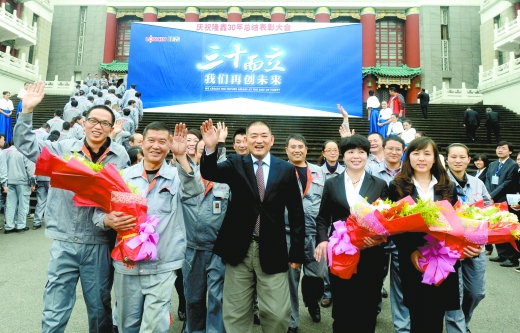 教育基金的资助范围包括:设立“隆鑫奖学金”,奖励品学兼优的在校大学生;打造高校年度创业和创意型品牌活动;改善隆鑫希望小学办学条件