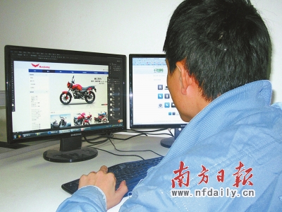 订单员正在网上处理订单业务。 徐乐乐 摄