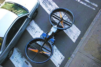 Hoverbike不是科幻电影中的道具,而是一个已经完成飞行试验的飞行摩托。它外观设计趋近于摩托车与直升机的结合体,依靠螺旋桨推进器可以飞达一定的高度,并以278公里的最高时速飞行。
