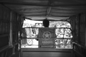10月14日7点半左右,铁西路,摊主准备 收摊。本报记者陈杰摄