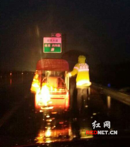 老汉骑三轮误上高速油耗尽交警雨中推车5公里护送