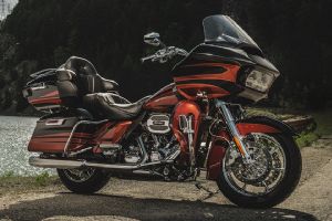 ����2015 CVO™ ROAD GLIDE&reg; ULTRA�������