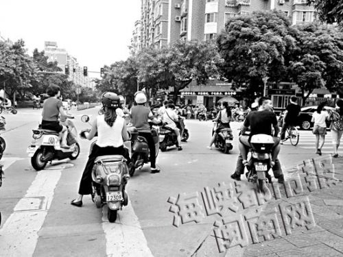 昨天,漳州市区元光南路与胜利东路路口,仍有黄牌电动车上路