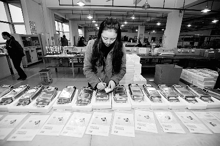 昨日,梅安森生产车间,工人在检查装配完成的煤矿安全仪器。